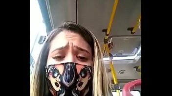 Se masturba en pleno bus