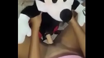 mi novia se penetra con el juguete que le puso a su peluche