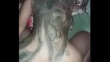 Morena tatuada dando gostoso de 4