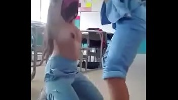 Chicas en el colegio bailando musical.ly 3