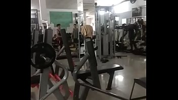 Anh trai lén thủ dâm trong phòng gym