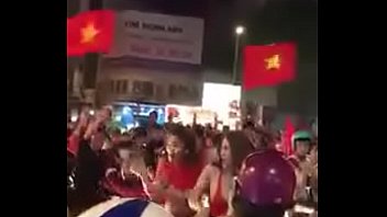 Phùng Ngọc Châu - Clip Các cô gái cởi áo ăn mừng U23 Việt...xem full tại t.me/live18vn2
