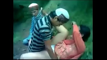 Indian whore outdoor threesome fuck - www.walalanka.com