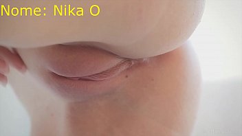 Nika O mostrando sua buceta rosadinha e suculenta!
